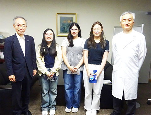 左から佐野浩一学長、Mintさん、Mindさん、Janさん、小野富三人国際交流センター長