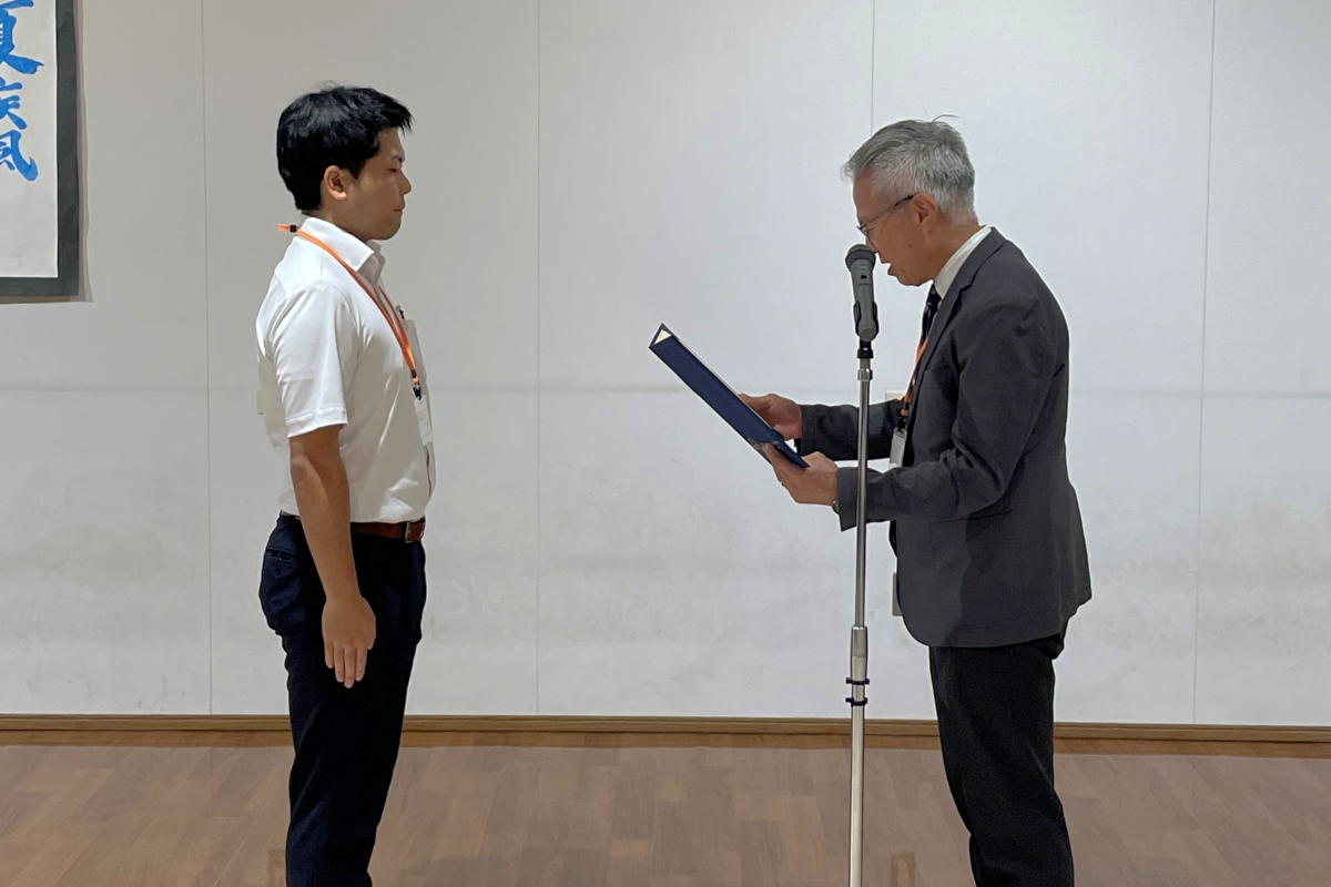 学会での受賞式の画像