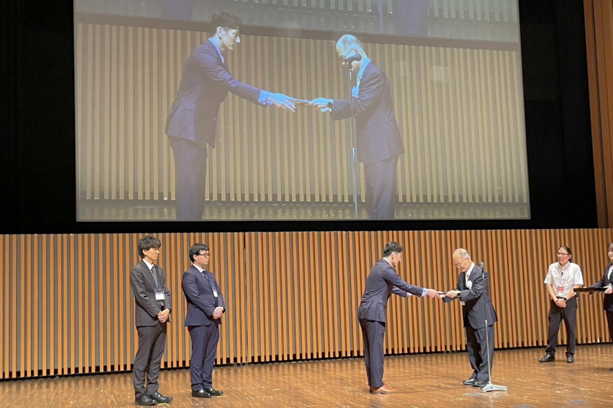 学会での受賞式の画像